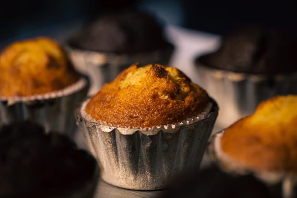 muffins fraichement cuits dans moules metalliques gros plan dans boulangerie