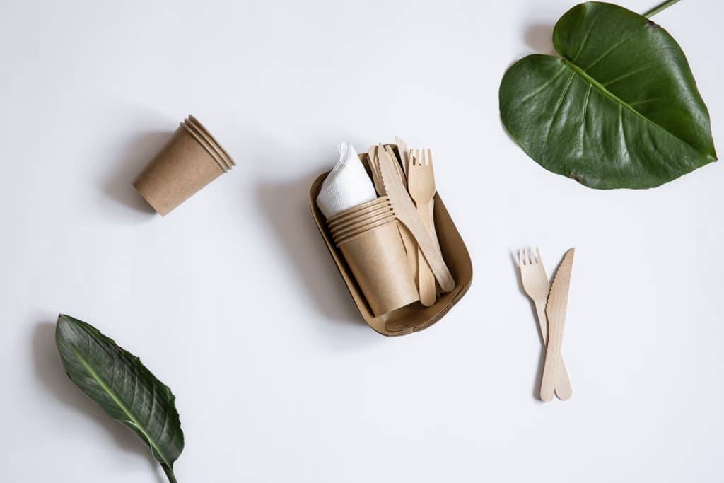 vaisselle ecologique jetable bois bambou papier tasses couteaux fourchettes isoles 1