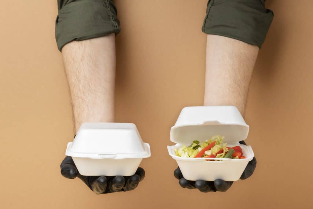 gros plan mains tenant recipients alimentaires