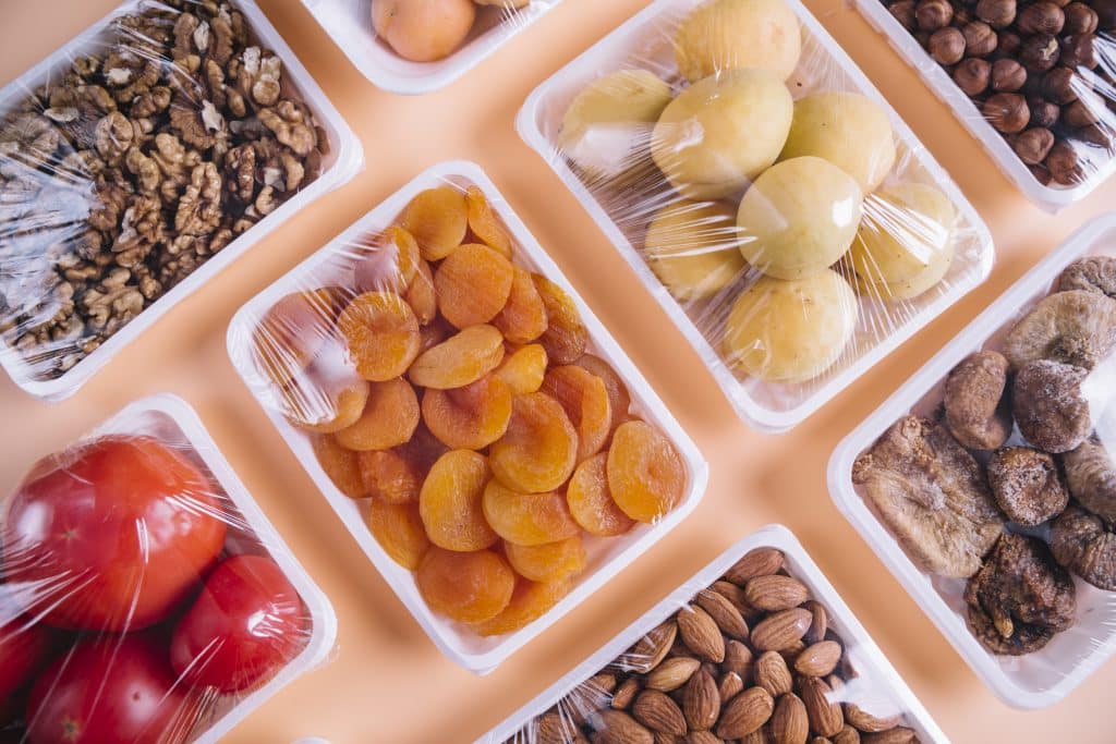 produits sains dans contenants plastique