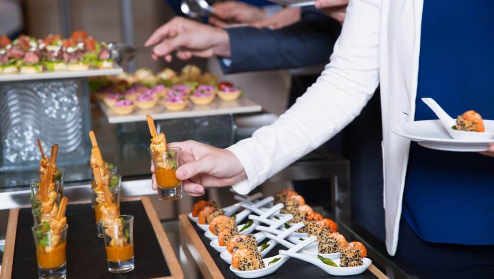 recadree femme prendre snack buffet table