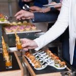 recadree femme prendre snack buffet table