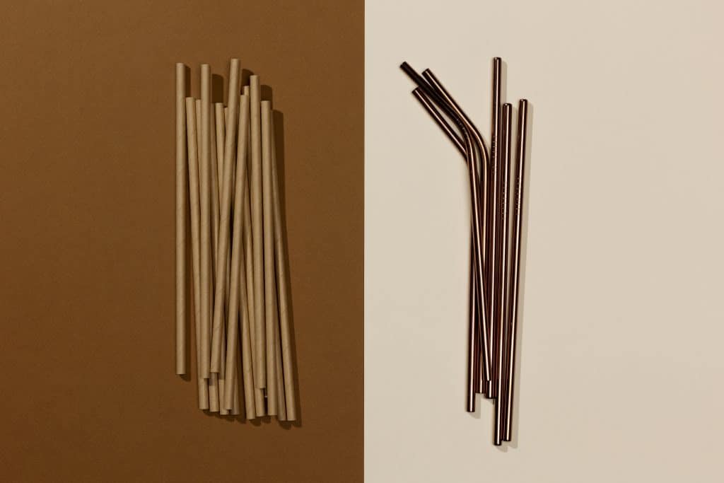 vue dessus pailles papier par rapport aux pailles metalliques