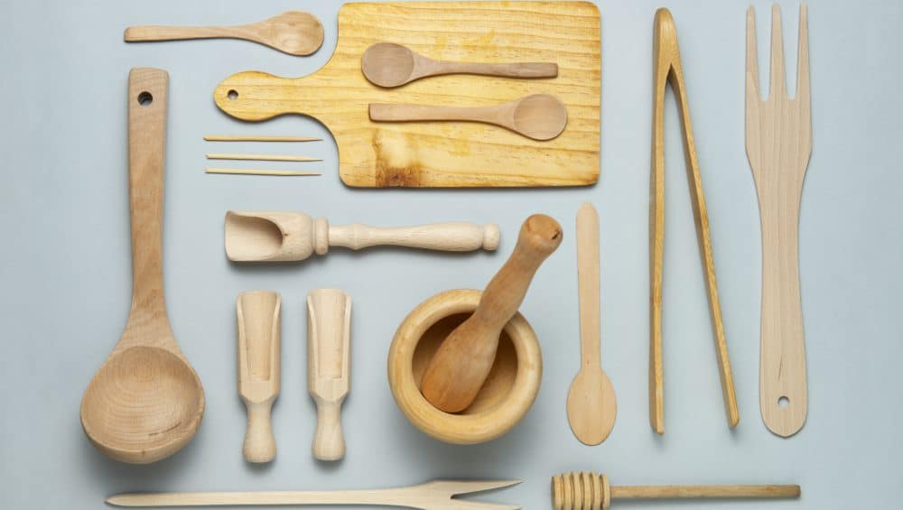 assortiment outils cuisine bois plat