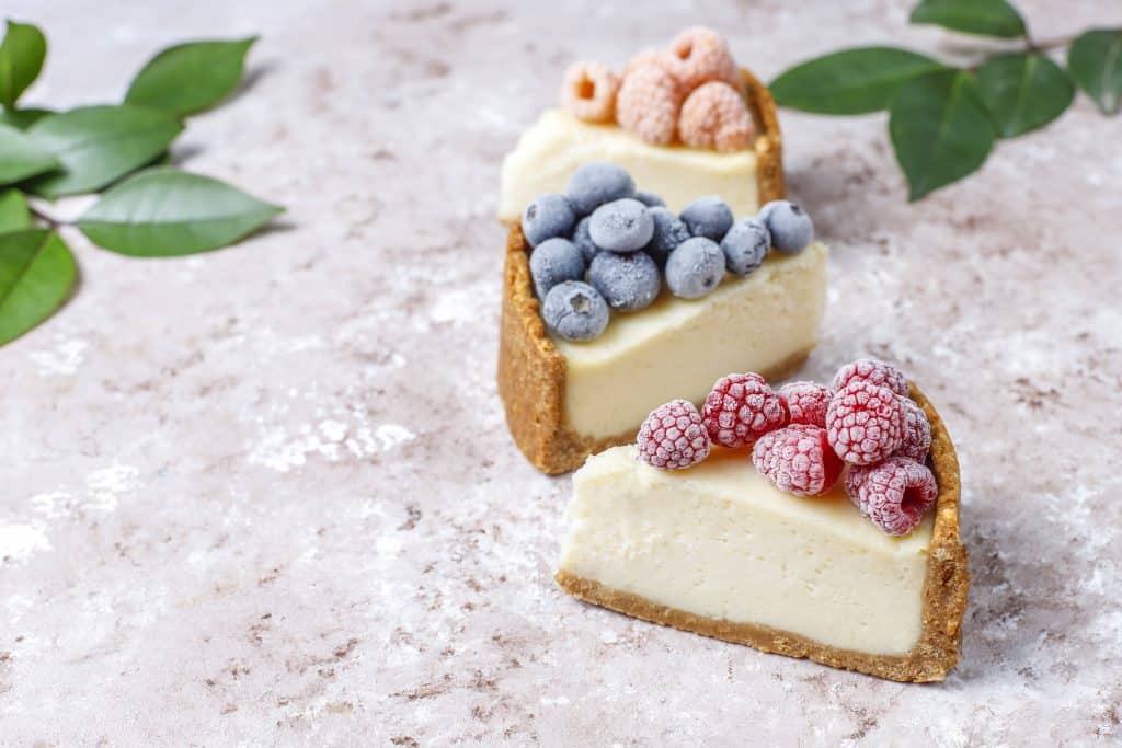 gateau au fromage fait maison new york baies congelees menthe dessert bio sain vue dessus