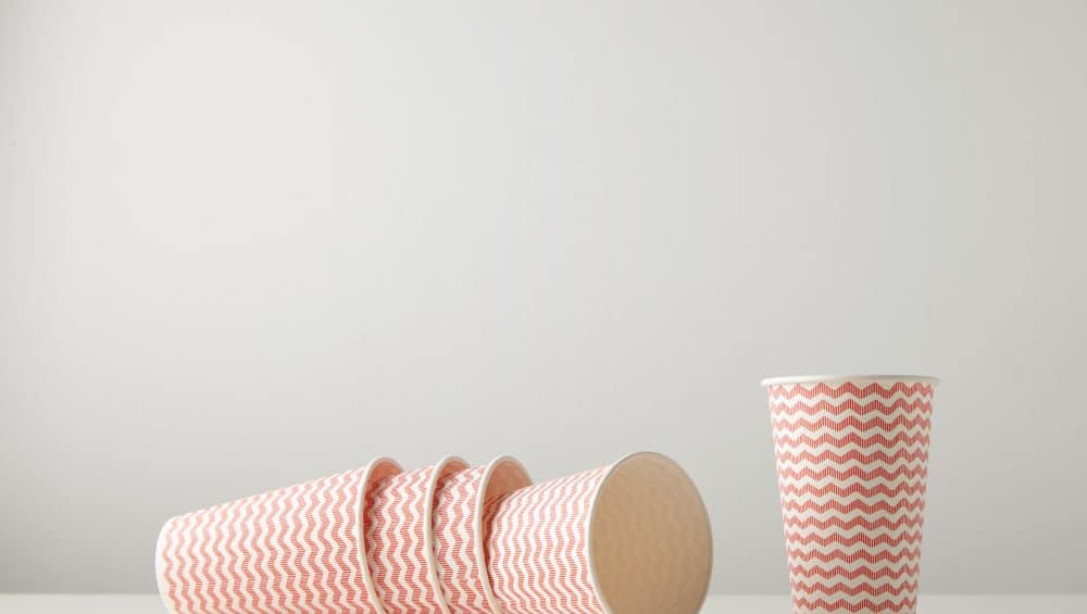 ensemble vente au detail trois gobelets papier decores motifs lignes rouges feutre debout pres isolement tableau blanc