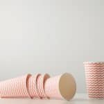 ensemble vente au detail trois gobelets papier decores motifs lignes rouges feutre debout pres isolement tableau blanc