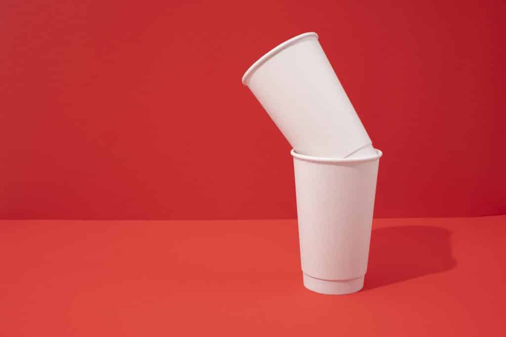 gobelets papier fond rouge