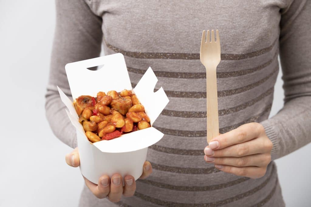 gros plan main tenant boite nourriture