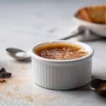 creme brulee maison cuillere dans bol ramequin genere par ia