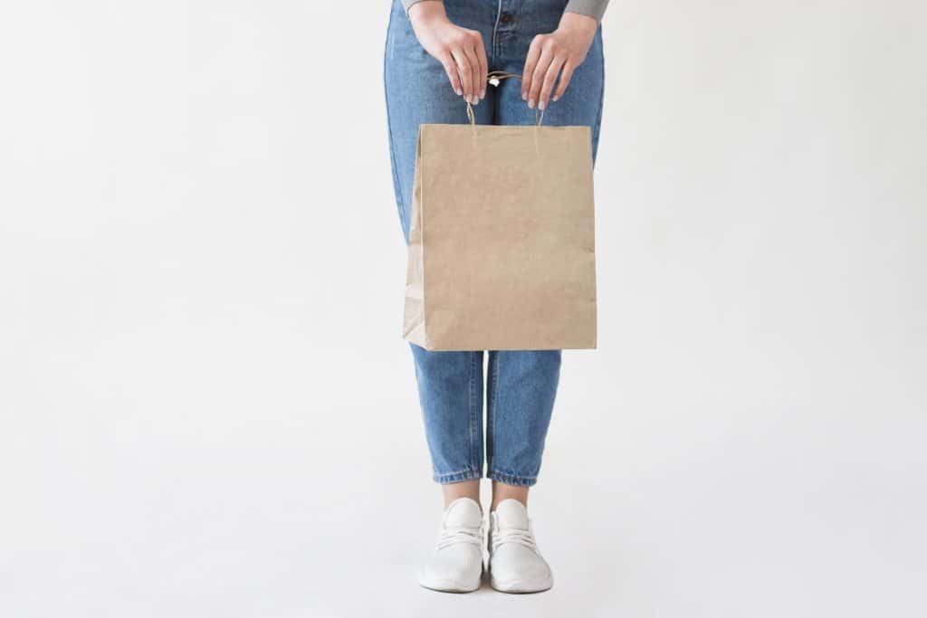 femme jean tenue papier sac epicerie