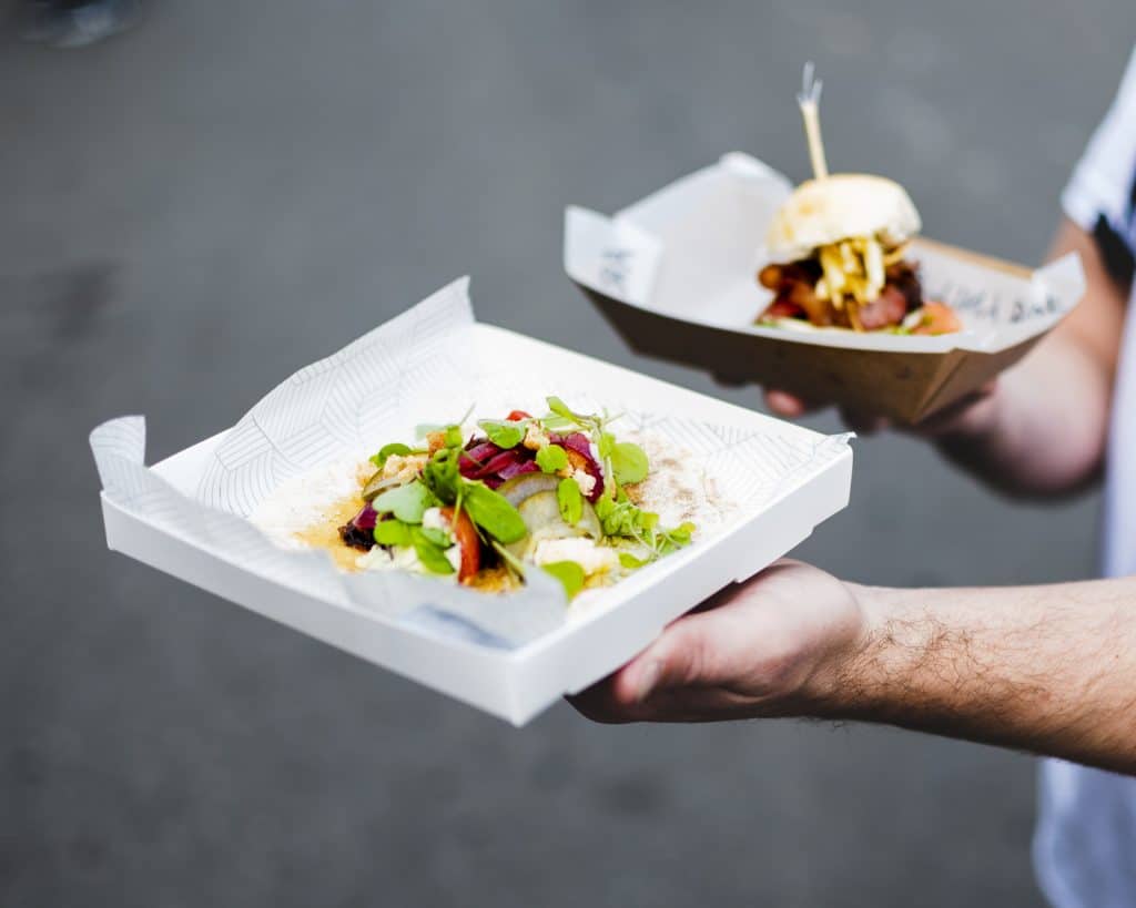 close up man brandissant malbouffe