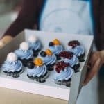 crop femme tenant boite muffins